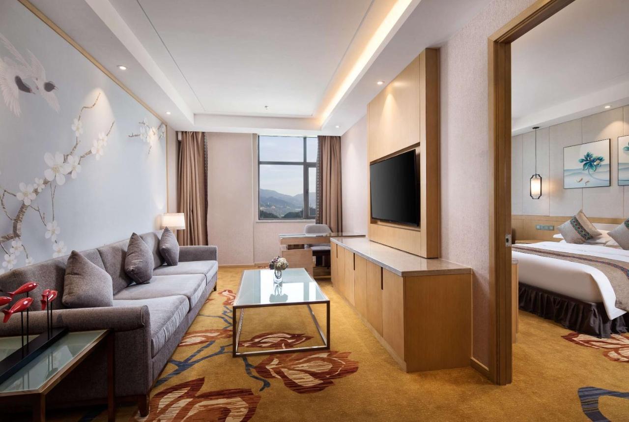 Ramada Plaza By Wyndham Enshi Exterior foto